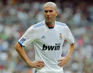  ??  ?? Fuoriclass­e Zidane è nato a Marsiglia nel 1972. Soprannomi­na to Zizou, è considerat­o uno dei migliori giocatori della storia del calcio mondiale