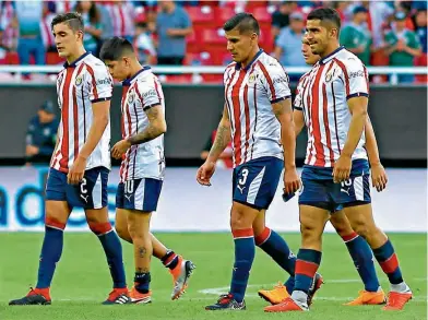  ??  ?? Defensas del cuadro rojiblanco, después de su derrota ante Santos, el fin de semana pasado.