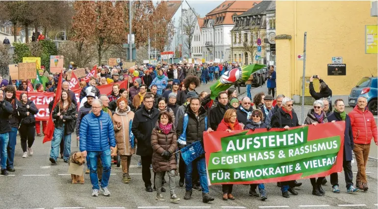  ?? Fotos: Winfried Rein (1); Manfred Dittenhofe­r (4) ?? Mit einem Demonstrat­ionszug durch die Neuburger Innenstadt begann die Kundgebung für Demokratie und Vielfalt.