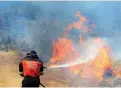  ?? African News Agency (ANA) ?? FIREFIGHTE­RS battle a fire in Stellenbos­ch. | PHANDO JIKELO |