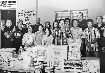  ??  ?? Lim (fourth right) together with the donors and recipients after the delivery of items. On his right is Bogeg.