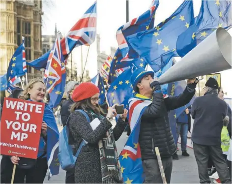  ??  ?? Manifestan­tes pro-europeos protestan frente al Parlamento en Londres, la semana pasada.