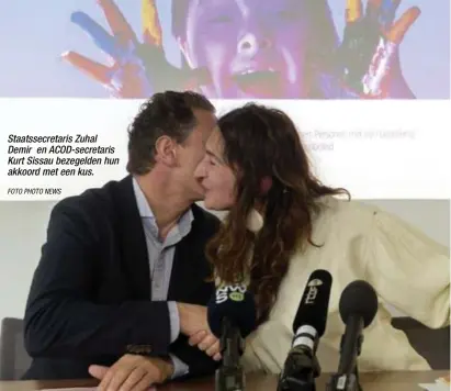 ?? FOTO PHOTO NEWS ?? Staatssecr­etaris Zuhal Demir en ACOD-secretaris Kurt Sissau bezegelden hun akkoord met een kus.