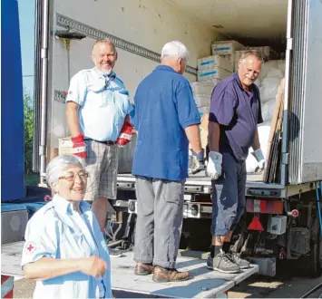  ?? Fotos: Diether Brandt ?? Dr. Rodica Leporda und ihre Helfer vom Bayerische­n Roten Kreuz (von links) Klaus Fuhrmann, Max Weigert und Hubert Fischha ber leisten in Rumänien Knochenarb­eit, um armen und leidenden Menschen zu helfen.