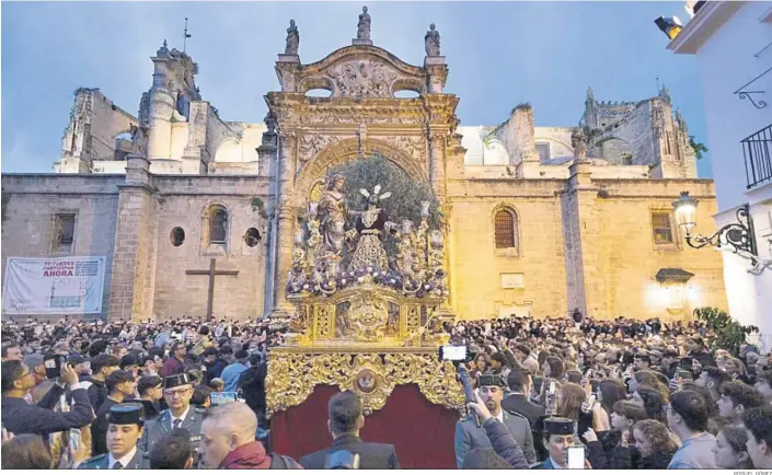  ?? MIGUEL GÓMEZ ?? El paso del Señor del Huerto, nada más salir de la Basílica Menor de Los Milagros.