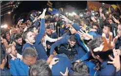  ??  ?? ALEGRÍA. Los jugadores de Boca festejan el título.