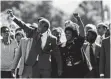  ?? FOTO: AFP ?? 11. Februar 1990: Nelson und Winnie Mandela verlassen mit erhobener Faust das Gefängnis.