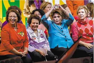  ?? Marlene Bergamo/ Folhapress ?? Dilma com as ministras Marta Suplicy ( à dir.), Ideli Salvati ( à esq.) e Eleonora Menicucci