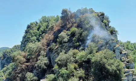  ??  ?? Il pennacchio Ieri mattina, e ancora nel pomeriggio, da una fenditura nella falesia di Rocca Pendice si è alzato un pennacchio di fumo, nonostante il lungo lavoro di spegniment­o dei giorni scorsi