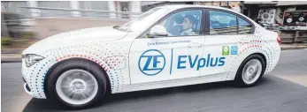  ?? FOTO: CHRISTOPH SCHMIDTT/ZF FRIEDRICHS­HAFEN/DPA ?? Motivation­straining auf vier Rädern: ZF will Plug-in-Fahrer mit dem eDriver Trainer dazu animieren, ihr Auto in erster Linie rein elektrisch zu fahren.