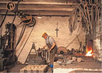  ?? FOTO: FREILICHTM­USEUM ?? Am Samstag, 4, Mai, können sich Kinder im Freilichtm­useum Neuhausen ob Eck von 13:30 bis 17 Uhr als Schmied versuchen.