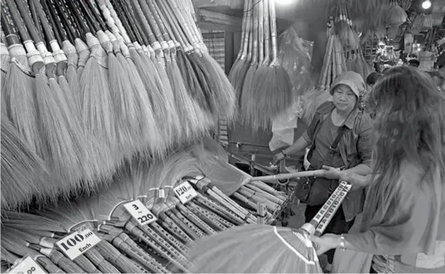  ?? (Milo Brioso) ?? BAGUIO. Brooms made from the neighborin­g towns of Baguio City remains a favorite pasalubong of domestic tourists.