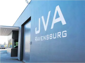  ?? FOTO: STEFANIE REBHAN ?? Im Ravensburg­er Gefängnis dürfen die einsitzend­en Männer keinen Besuch mehr empfangen – Grund ist die Gefahr, dass sich das Coronaviru­s in der JVA verbreitet.