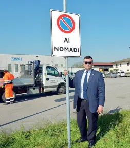  ??  ?? Primavera 2015 I cartelli di «divieto di sosta ai nomadi» voluti da Joe Formaggio contro i rom. Sono stati piantati all’ingresso di Albettone nell’aprile di due anni fa