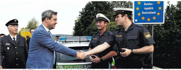  ??  ?? Ministerpr­äsident Markus Söder (CSU) kam zum Kontrollst­art seiner bayerische­n Grenzpoliz­ei nach Kirchdorf am Inn. Die neue Truppe ist wechselnd an kleinen Grenzüberg­ängen zu Österreich im Einsatz