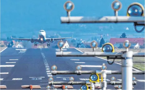  ?? FOTO: FELIX KÄSTLE/DPA ?? Flugzeugst­art am Bodensee-Airport in Friedrichs­hafen: Es sei ein Fehler, „die Krise zu nehmen, um Verkehrsin­frastruktu­r plattzumac­hen“, sagt Flughafen-Chef ClausDiete­r Wehr.