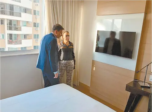  ??  ?? Prefeito Crivella, junto com Tia Ju, secretária de Assistênci­a Social, inspeciona o quarto de um dos hotéis que vai abrigar idosos para prevenção do coronavíru­s