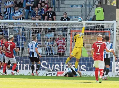  ??  ?? Mit starken Paraden hielt Stefan Ortega Moreno Arminia Bielefeld gegen den SC Freiburg in der Partie. Beim 0:0 zum Saisonauft­akt zeigte der Keeper aber auch, warum er für das Offensivsp­iel so wertvoll ist.