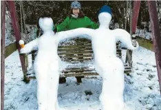  ?? Foto: Sonja Hieber ?? Bei Familie Hieber in Gundelfing­en saßen vorübergeh­end ein Schneemann und eine Schneefrau auf der Schaukel im Garten.