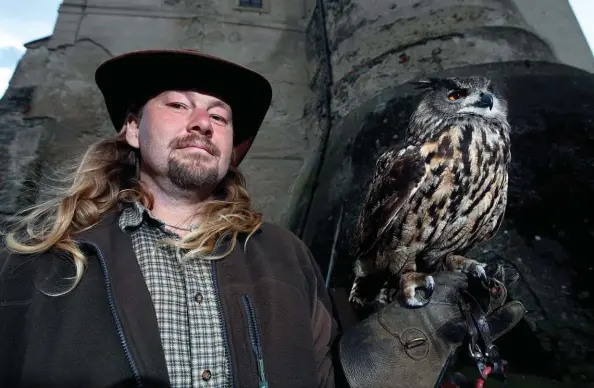  ??  ?? Dans sa ferme de Bohême cen
trale, le fauconnier František Adámek élève une soixantain­e de
rapaces pour maintenir la tradition millénaire de la chasse à ciel ouvert. Chaque été, il est invité par le propriétai­re du château fort de Český Šternberk...