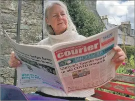  ??  ?? Fiona Wallace sits down with a copy of last week’s Courier.