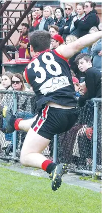  ??  ?? Warragul’s Jake Proctor drives his side forward from in front of the crowd on the wing as the Gulls’ battled out the eliminatio­n final against Drouin.