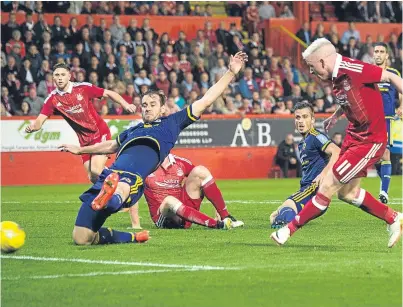  ?? Picture: SNS Group. ?? Jonny Hayes, right, equalises to give Aberdeen some hope of progressin­g.