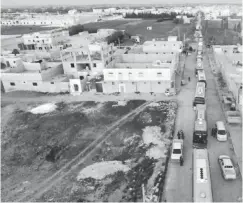  ??  ?? Un convoi d’autocars évacuant des population­s de la ville de Homs arrive à Al-Bab, dans le nord de la Syrie, avant-hier