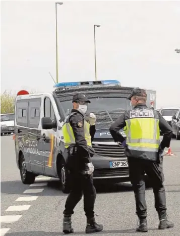  ??  ?? Control policial a la entrada de Sevilla desde la A-49 a la altura del Patrocinio, en