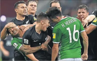  ??  ?? TRIFULCA. Los jugadores mexicanos y neozelande­ses se enzarzan en campo tras una falta dura de Boxall.