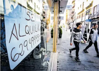  ?? FOTOS: S. GARCÍA ?? Uno de los carteles de `Se alquila' que salpican la calle Menacho.