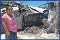  ??  ?? Los empleados de Frutería Mary están laborando en la banqueta de la calle Tabasco por falta de respuestas