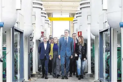  ?? ALEX DOMÍNGUEZ ?? El presidente del Gobierno, durante su visita a las instalacio­nes de» la planta desaliniza­dora de Torrevieja, ayer.