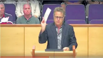  ?? SCREENGRAB ?? Developer Rainer Hummel, in this image taken from a Niagara Region video, holds during an audit committee meeting an envelope he said contains a cheque for $50,000 to pay for an audit of the Town of Pelham finances.