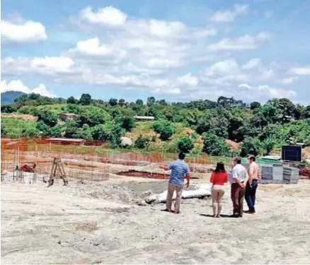  ??  ?? VIVIENDA. Proyecto apoyado por MIDUVI y GAD Macará avanza favorablem­ente.