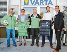  ?? Foto: Varta ?? Bei der Trikotüber­gabe (von links): Fußball Abteilungs­leiter Andreas Langer, Her bert Schein, Vorstandsv­orsitzende­r der Varta AG, Ulrich Böhm, Andreas Fritz, Varta Storage und TSV Cheftraine­r Andreas Schröter.