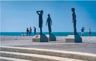  ?? ?? L’heure du bain, du sculpteur Dominique Denry (1948-2021). Sur la digue de Fécamp, face
à la mer, on peut voir trois baigneuses en bronze, inaugurées en septembre 2017.