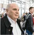 ?? Foto: dpa ?? „Wenn man ein 5:0 nicht mehr verteidi gen kann, muss man aufhören. Bayern Präsident Uli Hoeneß gestern vor dem Abflug nach Istanbul.