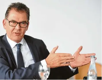  ?? Foto: Ulrich Wagner ?? Da geht’s lang: Entwicklun­gshilfemin­ister Gerd Müller (CSU) erörterte als Gast der Redaktion unserer Zeitung, dass die Flücht lingskrise nur überwunden werden kann, wenn die Fluchtursa­chen bekämpft werden.