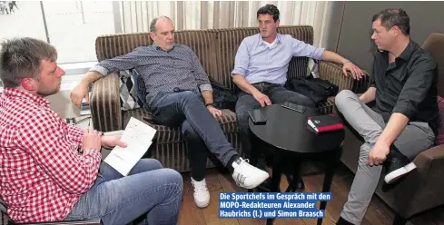  ??  ?? Die Sportchefs im Gespräch mit den MOPO-Redakteure­n Alexander Haubrichs (l.) und Simon Braasch