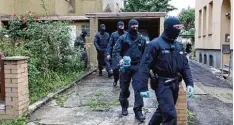  ?? Foto: Christian Gossmann, dpa Archiv ?? Niedersäch­sische Polizisten durchsuche­n ein Haus von mutmaßlich­en Unterstütz­ern der Terrororga­nisation „Islamische­r Staat“.