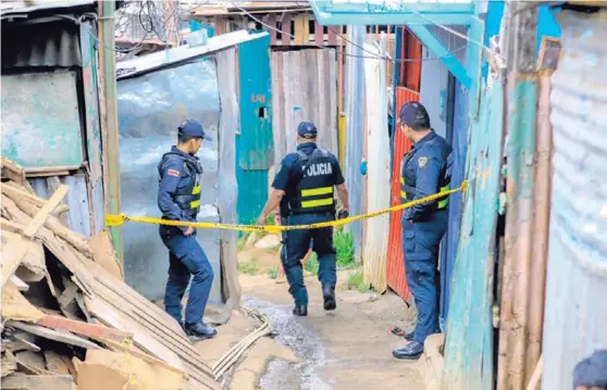  ?? JOSÉ CORDERO ?? El suceso ocurrió a eso de las 2:50 a. m. del martes, cuando se reportaron detonacion­es fuera de la vivienda del menor. Según las autoridade­s, en la entrada de la vivienda se ven 13 marcas de bala. Al niño se le declaró fallecido en el Hospital San Vicente de Paúl, en Heredia.