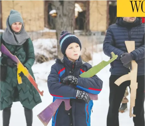  ?? GLEB GARANICH / REUTERS ?? People take part in a military exercise for civilians on Sunday conducted by veterans of the Ukrainian National
Guard Azov battalion in Kyiv, Ukraine, amid the threat of a Russian invasion.