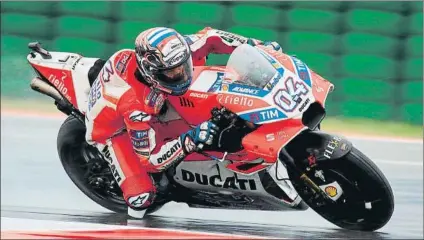  ?? FOTO: AP ?? Andrea Dovizioso. Igualado a puntos con el piloto de Cervera, el año pasado fue el vencedor en Sepang donde partirá como favorito