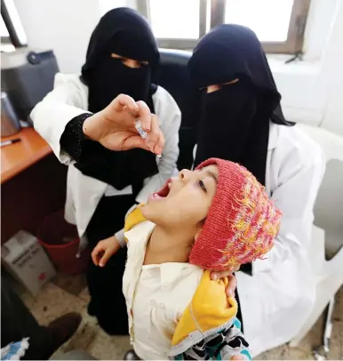  ??  ?? طفلة يمنية تتلقى لقاح تطعيم في أحد المراكز الطبية في صنعاء أمس. (أ. ف. ب)