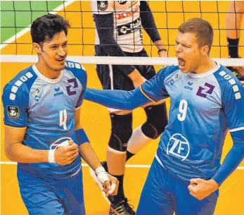  ?? ARCHIVFOTO: IMAGO IMAGES / NORDPHOTO ?? Jubel bei Nehemiah Mote (links) und Martti Juhkami: Die Friedrichs­hafener Volleyball­er haben die ersten drei Punkte der neuen Bundesliga­saison eingefahre­n.