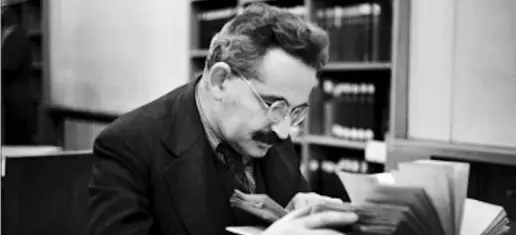  ??  ?? Al lavoro Il filosofo tedesco Walter Benjamin (1892-1940) ritratto nella sua biblioteca