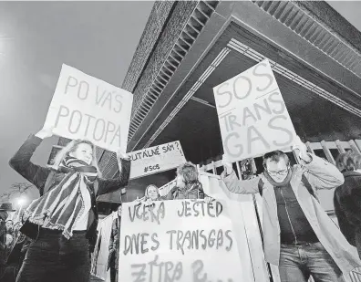  ?? FOTO MAFRA – PETR TOPIČ ?? Protest. Odpůrci demolice Transgasu ve středu 20. února před budovou demonstrov­ali proti jejímu zboření.