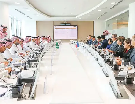  ?? SPA ?? Saudi Minister of Human Resources and Social Developmen­t Ahmed Al-Rajhi received Secretary of the Department of Migrant Workers of the Philippine­s Susan Ople and her delegation in Riyadh on May 24.