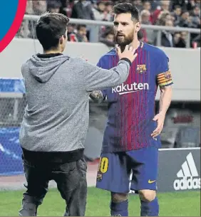  ?? FOTO: AP ?? Messi, en Atenas Un espontáneo abrazó y besó al argentino en pleno partido